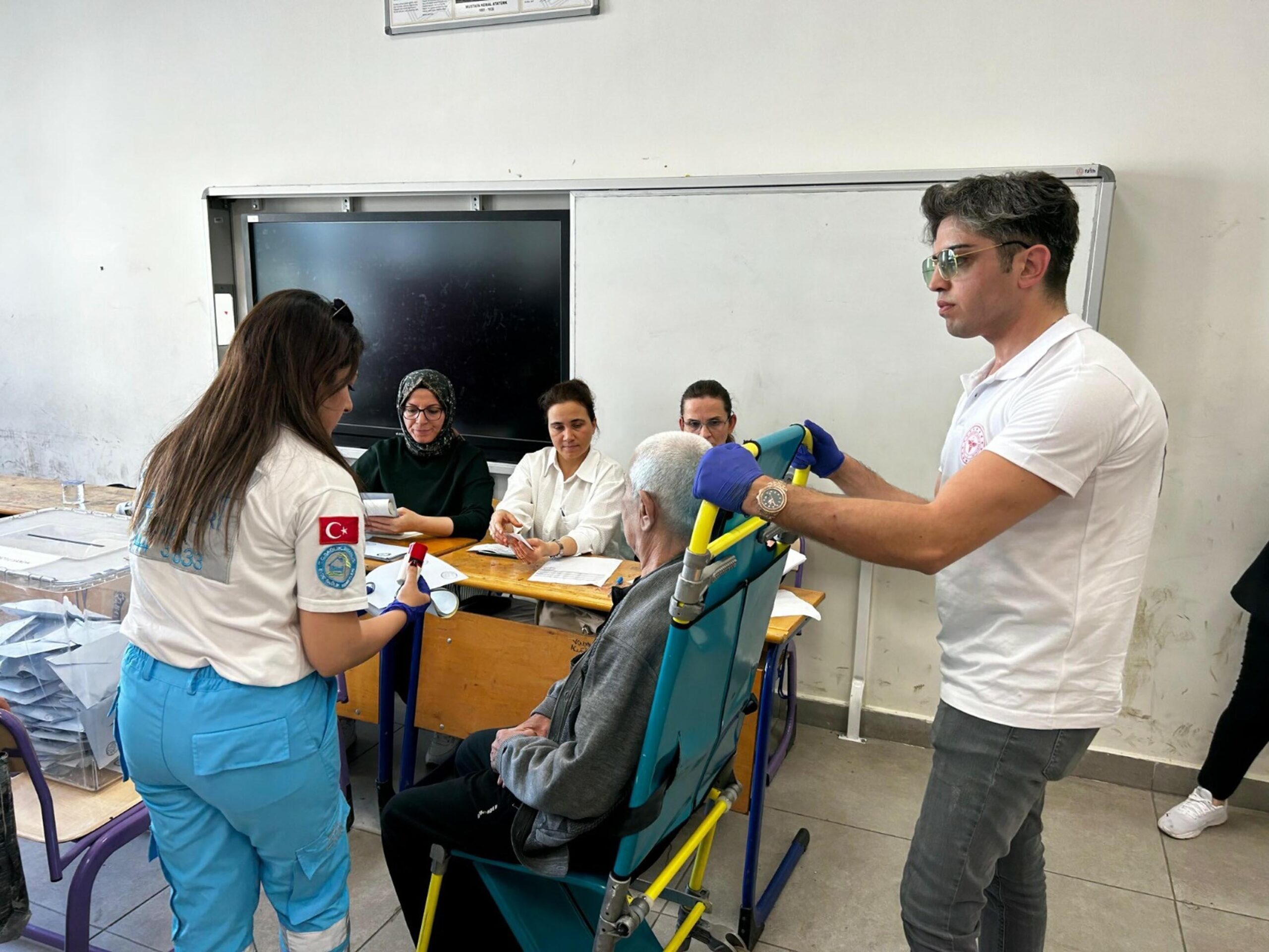 İzmir’de Hasta Vatandaşlar Oy Kullanmaya Sağlık Ekipleriyle Gitti