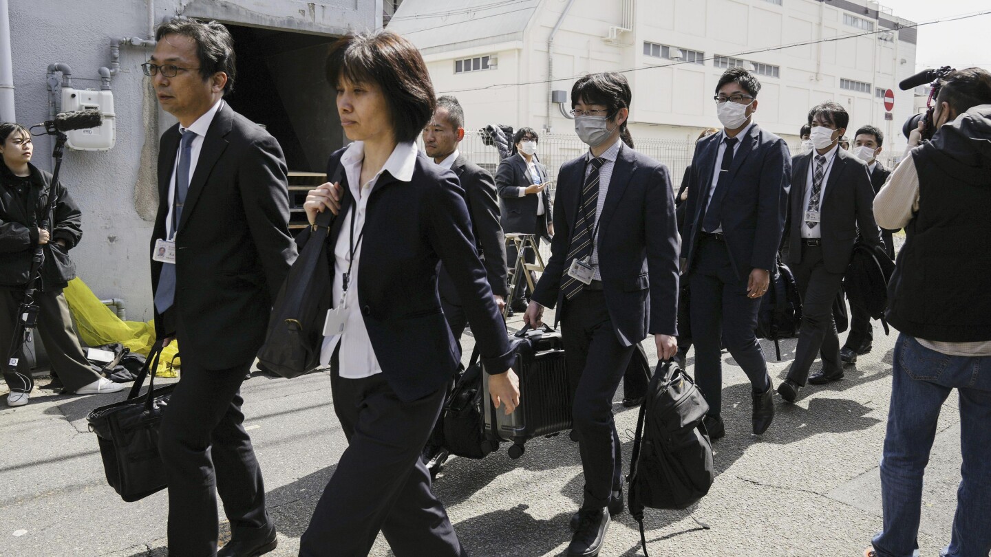 Japon yetkililer, 5 ölümle bağlantılı sağlık takviyesi üreten bir fabrikaya baskın düzenliyor.