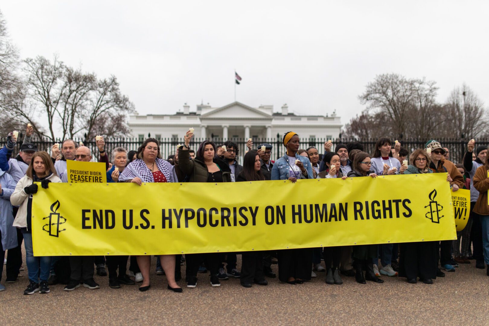 ABD’nin İnsan Haklarındaki İkiyüzlülüğüne Son Vermek İçin Beyaz Saray’da Amnesty International USA Gösterisi