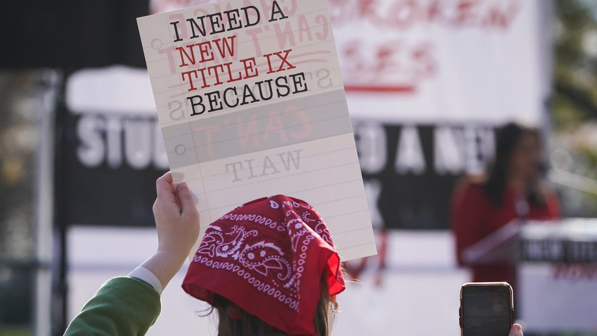Biden’in Title IX kuralı radikal solu memnun ediyor ve kadınları zarara uğratıyor