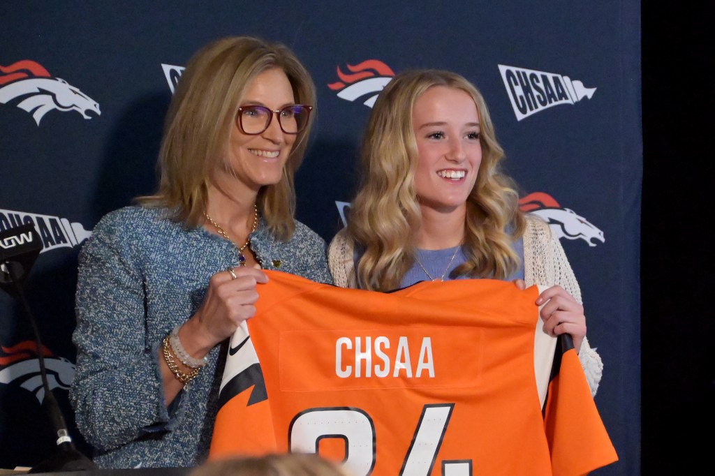 Broncos, Colorado’daki kız bayrak futboluna yardım etmeyi taahhüt ediyor.