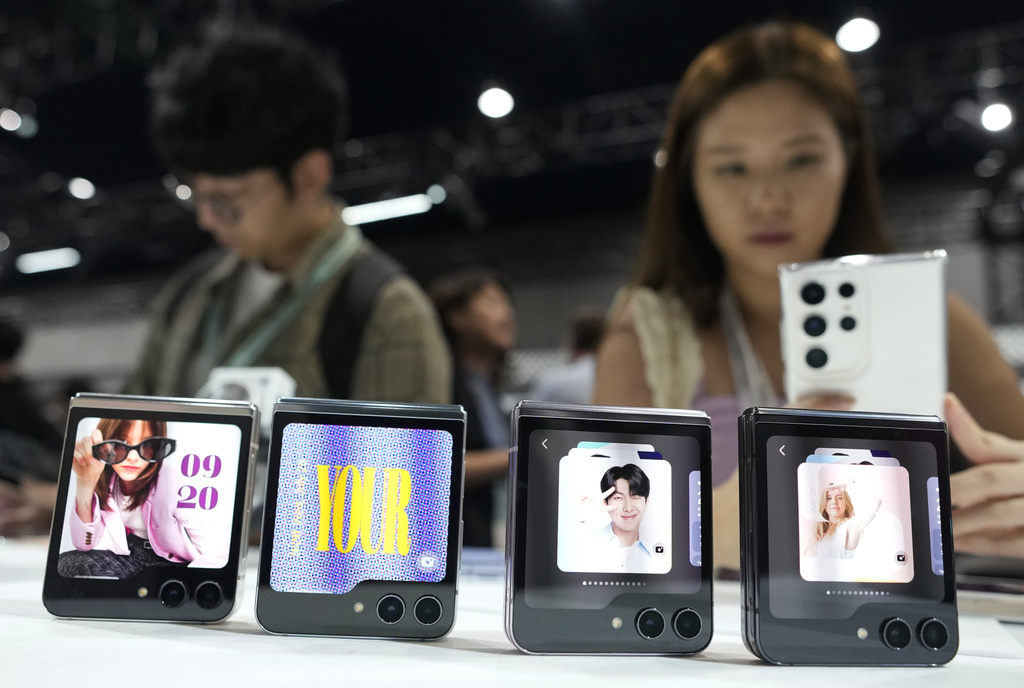 Dünya çapında akıllı telefon sevkiyatları 1. çeyrekte neredeyse 8% artarak Samsung liderliği geri aldı