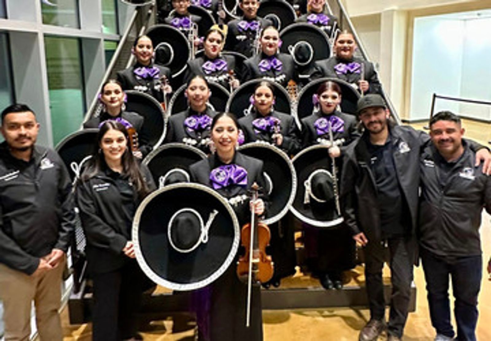 Franklin Lisesi Mariachi Grubu, Meksikalı Şarkıcı Yuri ile Sahne Alacak