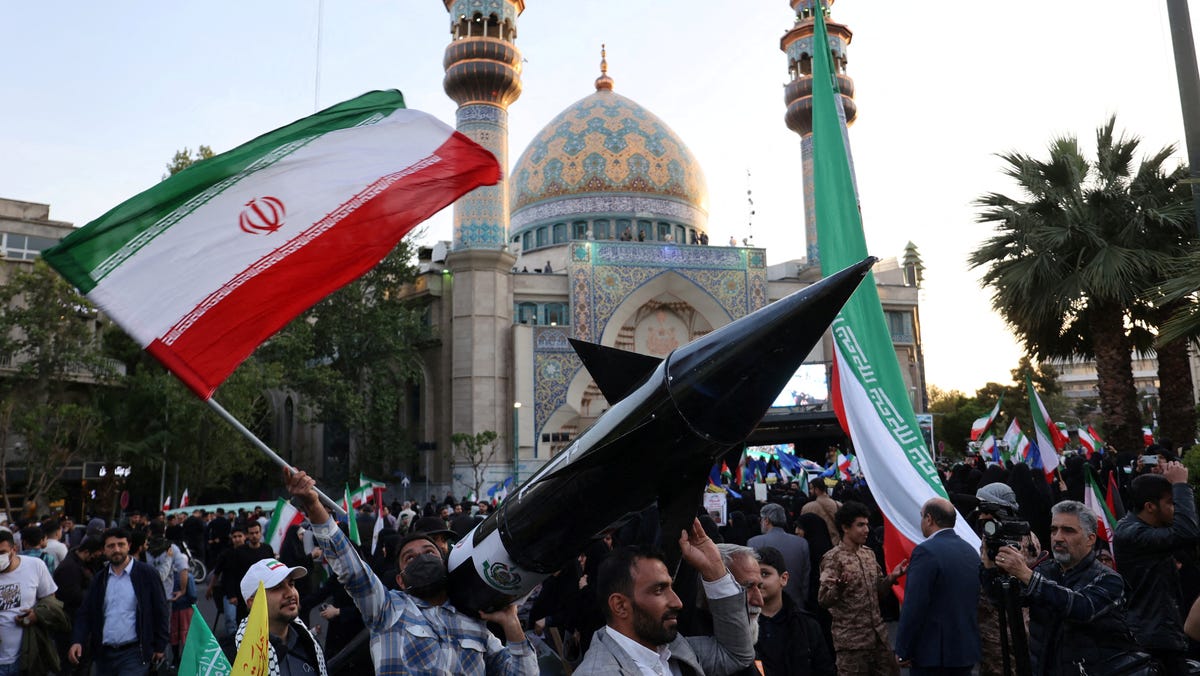 İran, nükleer silah politikasını değiştirebileceği uyarısında bulunuyor; ABD yaptırımlarını uygulamaya koyuyor