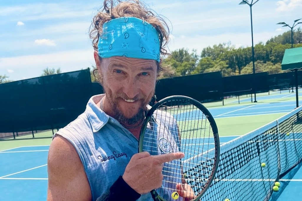 Matthew McConaughey Tenis Kortuna Atıyor ve Diğer Ünlü Pozları!