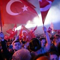 Muhalefet destekçileri İstanbul Belediye binası önünde kutlama yaptı | Kuzeybatı & Ulusal Haberler