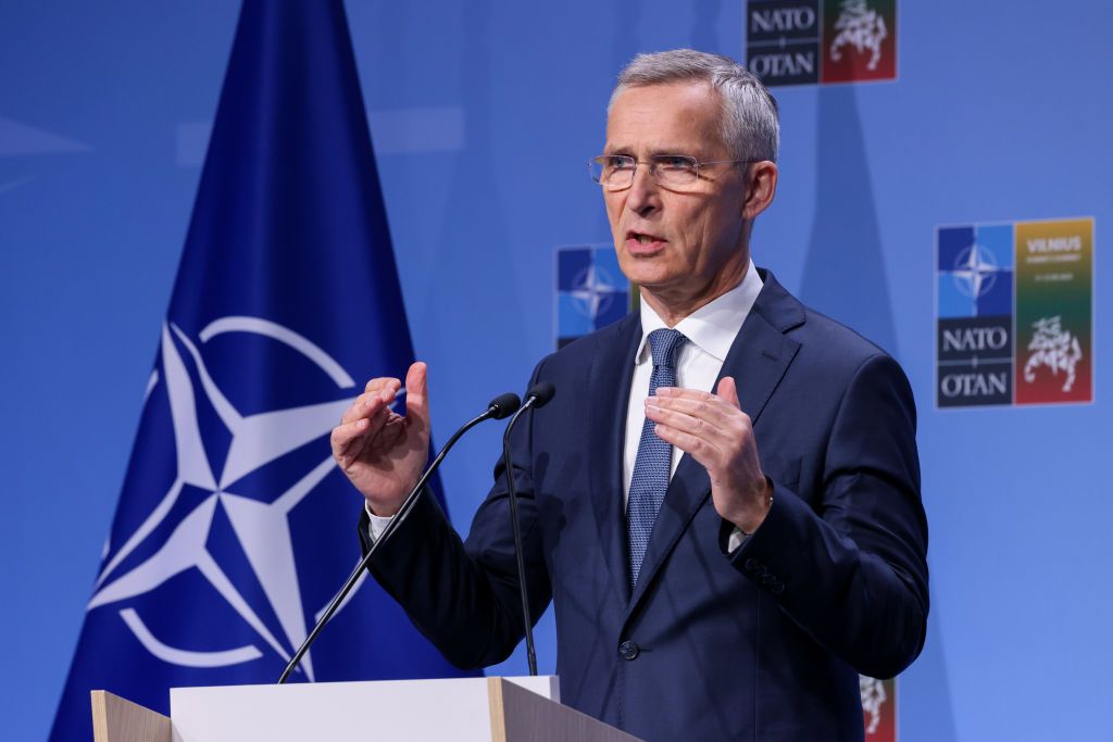 NATO Genel Sekreteri Stoltenberg’in Sürpriz Ziyaretiyle Kiev’de Heyecan Verici Buluşma
