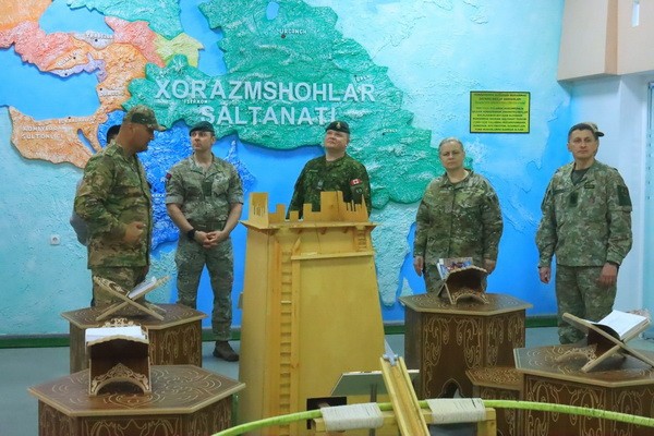 Özbek Askeri NATO Eğitimi Alıyor