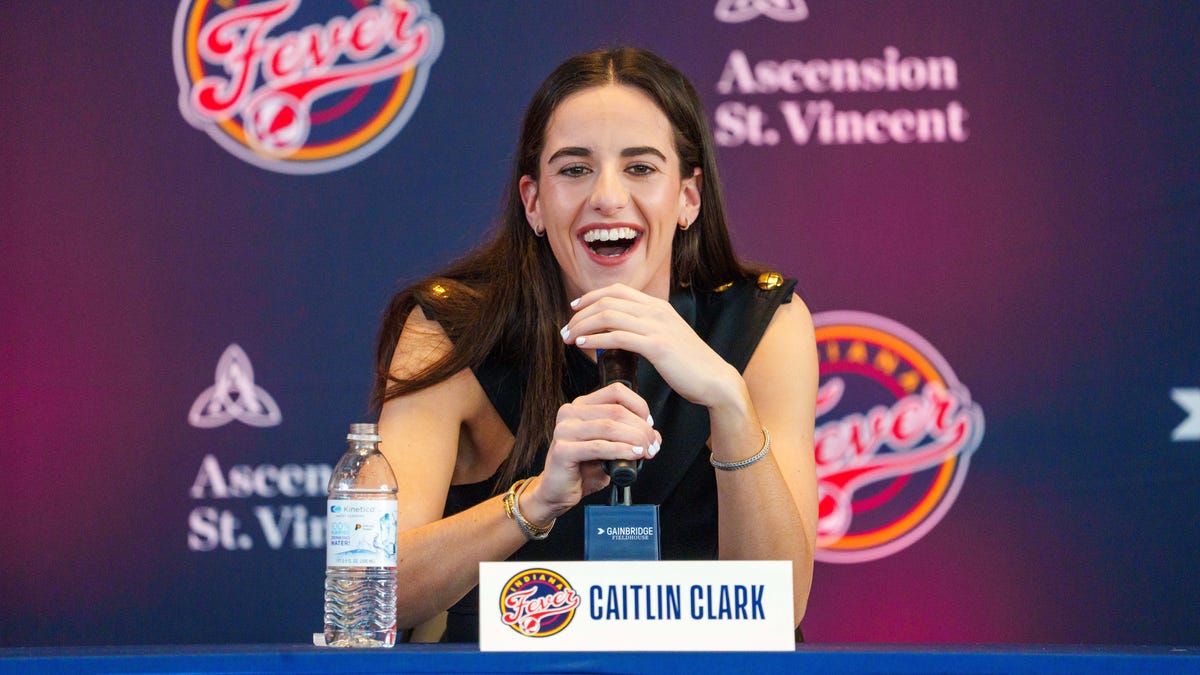 Raporlara göre Caitlin Clark, Nike ile devasa bir ayakkabı anlaşması imzalamaya hazırlanıyor