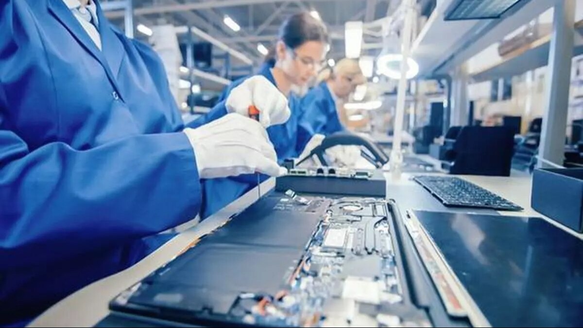 Tata Electronics, iPhone kasa imalatı için yüksek hassasiyetli makineler üzerinde çalışıyor: Rapor